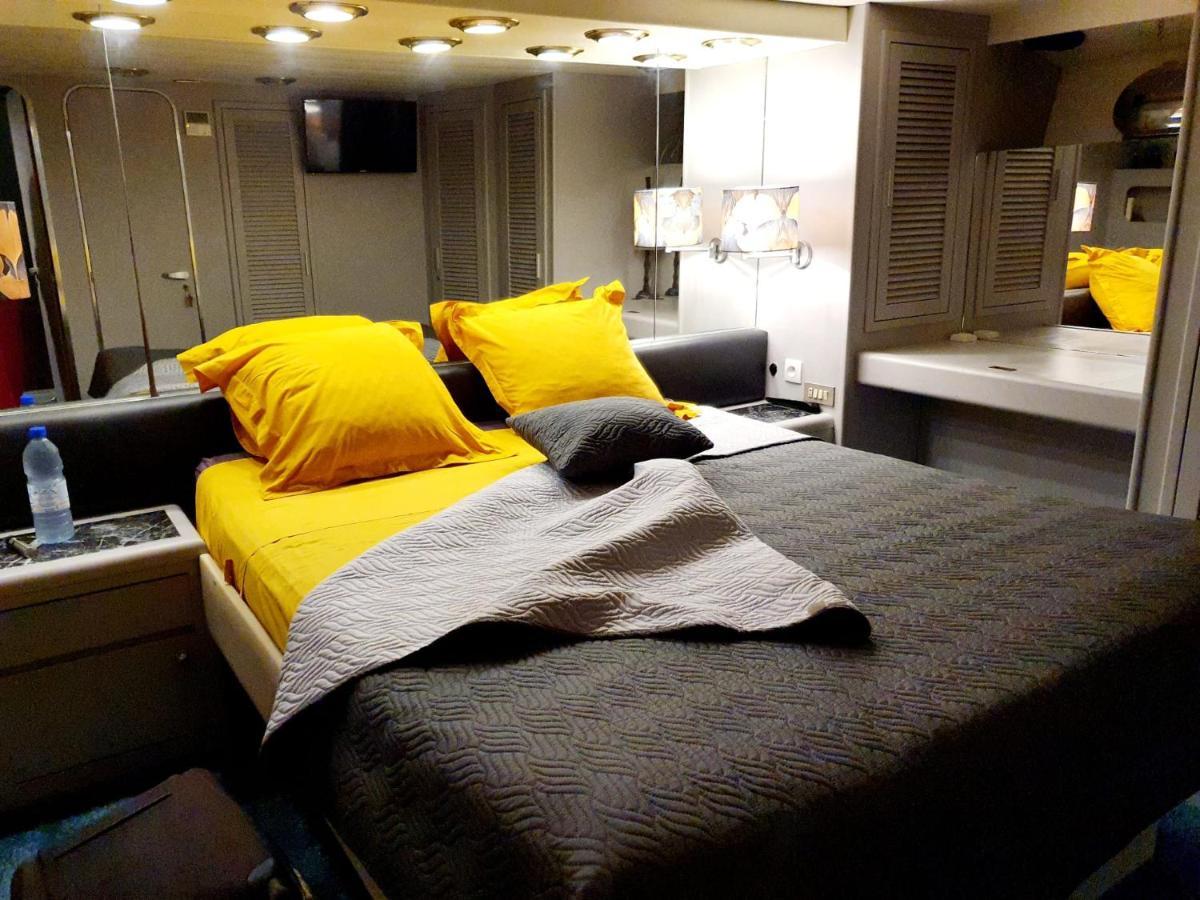 Loc De Sur Yacht Botel